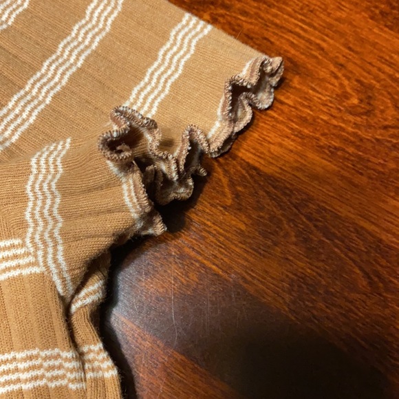 American Eagle Snap Scoop Neck Tee w Ruffle Edges - Picture 4 of 7